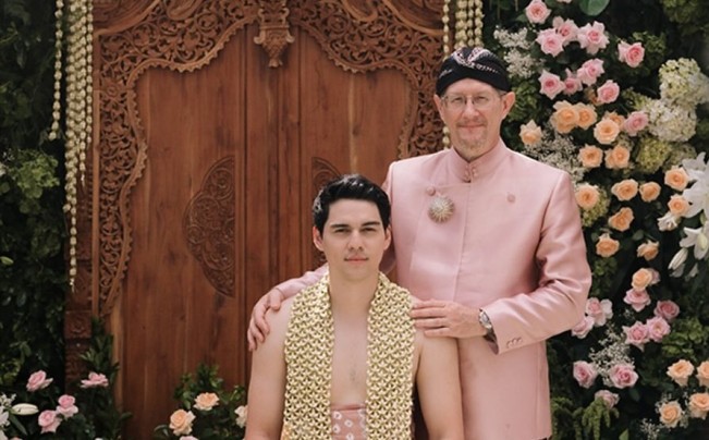 Maxime Bouttier bersama sang ayah Patrice Bouttier dalam acara siraman jelang nikah. [Instagram]